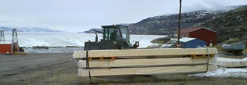 Træ til lejr-opbygningen flyttes rundt i Kangerlussuaq havn