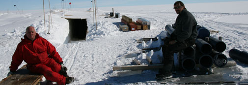 Lejraktiviteter; der blæses sne og de tunge casing-rør skal løftes ned i borehallen.