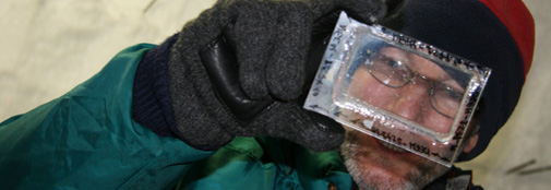 Sepp studerer luftbobler og clathrater i en sektion af is monteret på en glasplade.